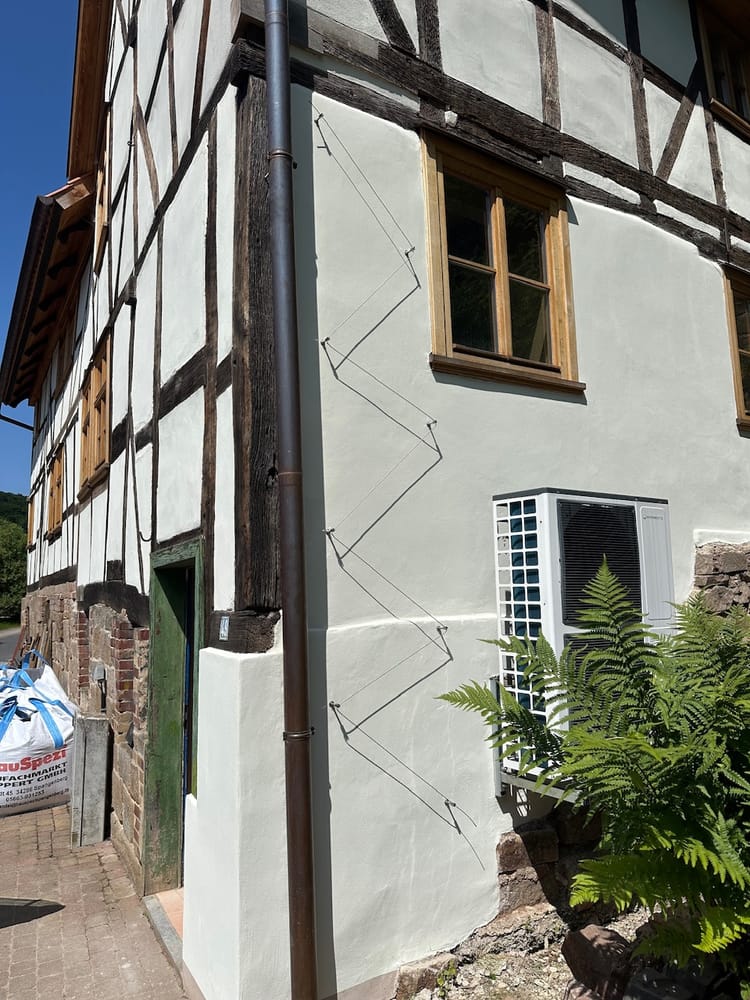 Tag 945 - Ein Garten, eine Treppe und viel Putz ...